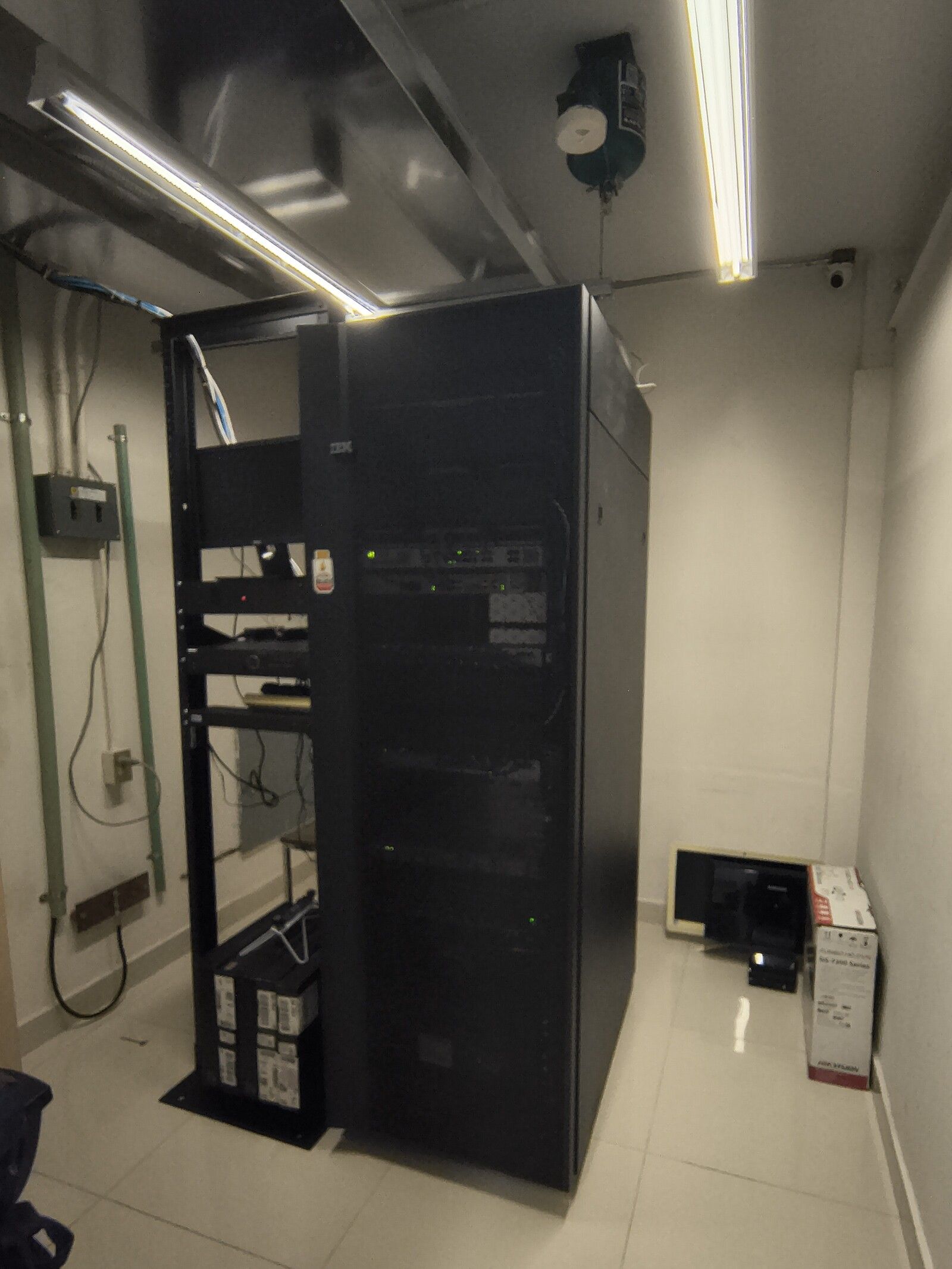 Racks y equipos dentro de un cuarto de infraestructura