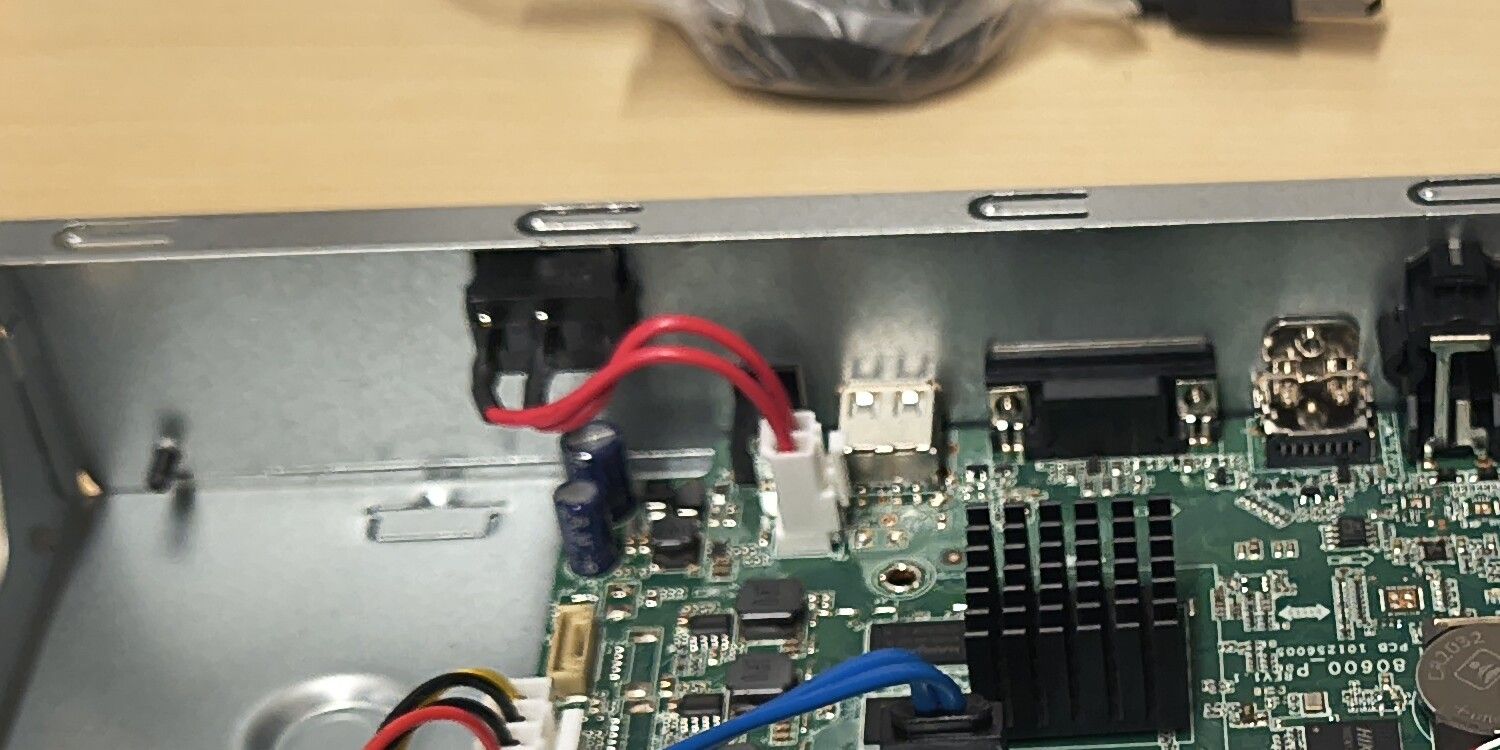 Detalle interno de la electrónica de un grabador durante diagnóstico