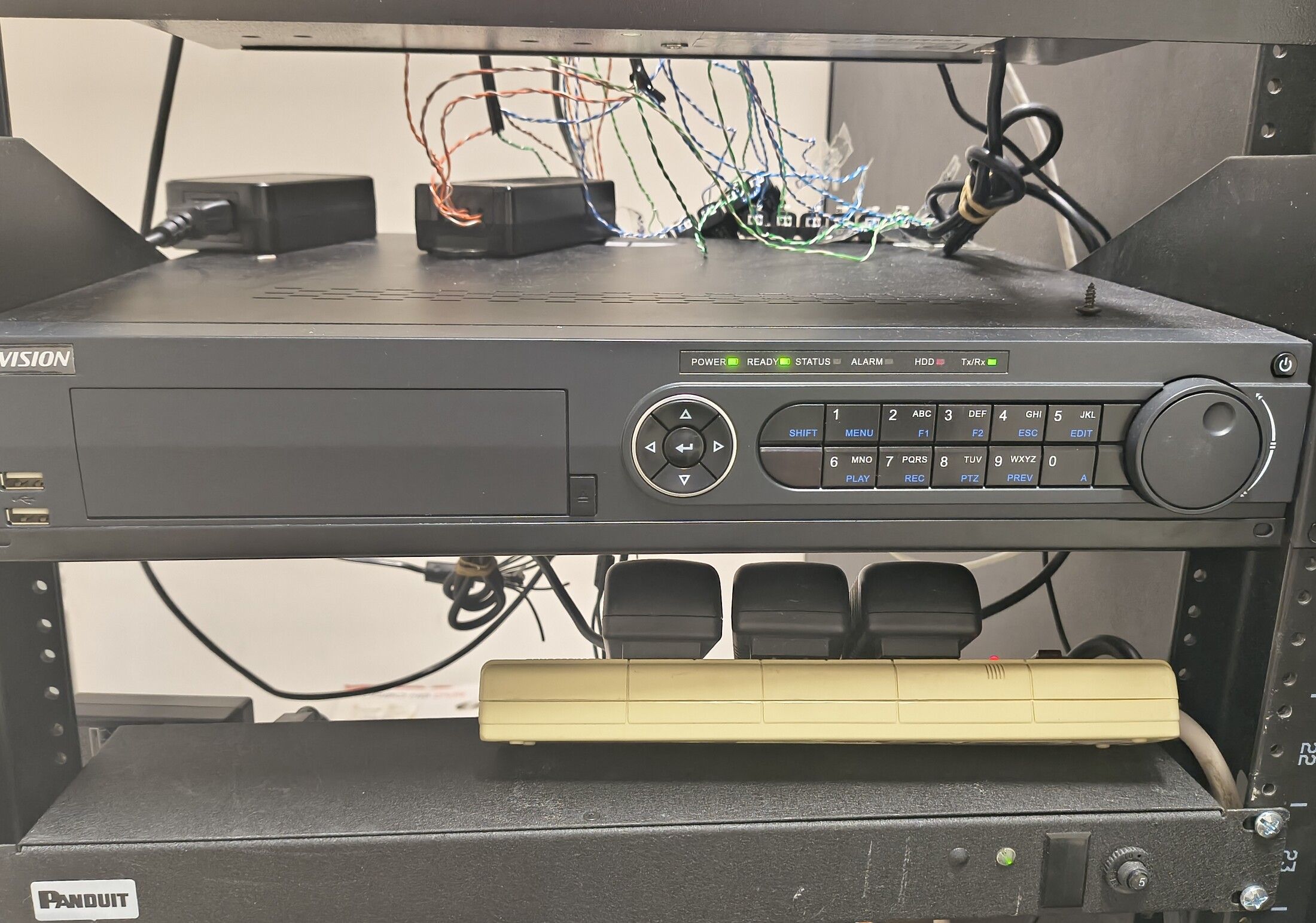 Grabador de videovigilancia instalado en rack durante revisión