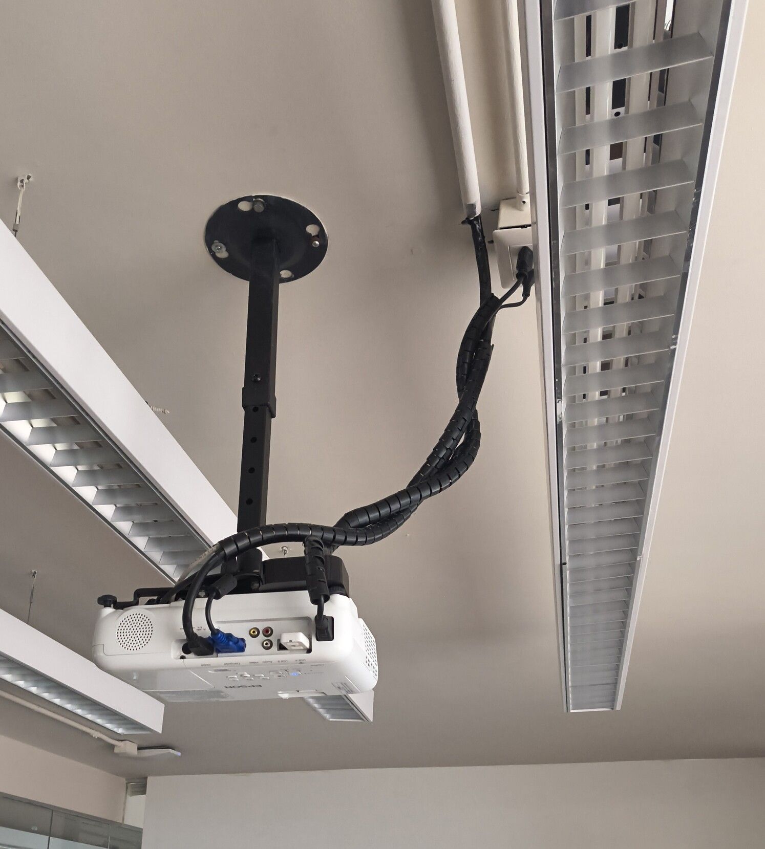 Detalle del montaje y cableado de un proyector en plafón