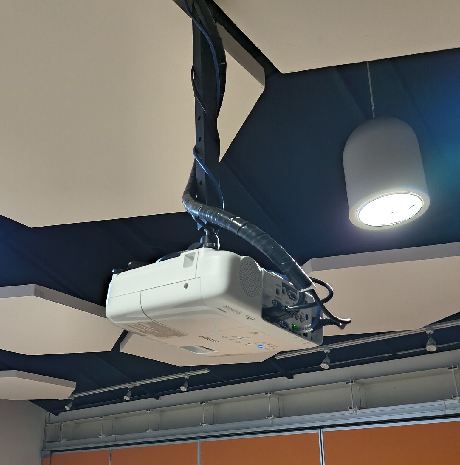 Proyector instalado en una sala de trabajo