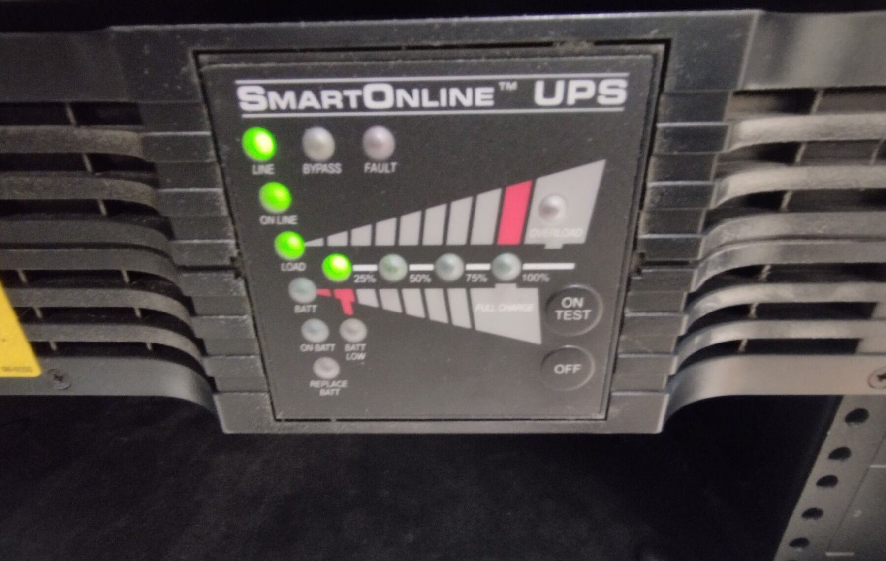 Panel de una unidad UPS instalada en rack